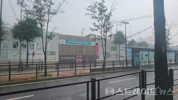 당첨 시 시세 차익이 15억원 내외의 '래미안 원펜타스'가 특별공급에서 4만여명의 다자녀각구와 신혼부부가 쇄도, 352 대 1의 경쟁률을 기록, 올해 최고 경쟁률을 기록했다. 사진은 이 단지 인근 반포주공 1단지 3주구의 '래미안 트리니원' 건설 현장.(사진 : 장도은 기자)