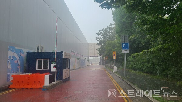 당첨 시 시세 차익이 15억원 내외의 '래미안 원펜타스'가 특별공급에서 4만여명의 다자녀각구와 신혼부부가 쇄도, 352 대 1의 경쟁률을 기록, 올해 최고 경쟁률을 기록했다. 사진은 이 단지와 인접한 자리에 현대건설이 시공 중인 반포주공1단지 1·2·4주구의 5,002가구 규모의 '디에이치 클래스트' 건설현장.(사진 : 장도은 기자)