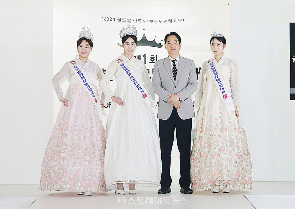 제1회 글로벌한류모델선발대회 선 김유하(왼쪽부터), 진 조희경, 김두천 대표, 미 임수빈 기념촬영. 양용은 기자 taeji1368@naver.com