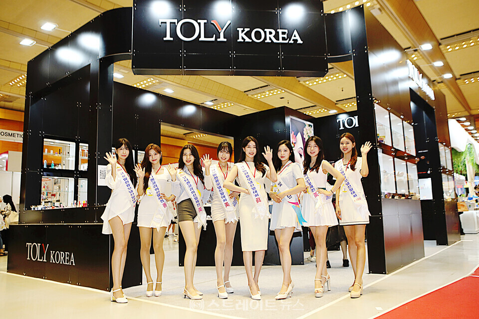 톨리코리아 부스에서 한빛단 임수지(왼쪽부터), 안도연, 박서진, 임수빈, 조희경, 김리아, 김예영, 김한나 포토타임. 양용은 기자 taeji1368@naver.com