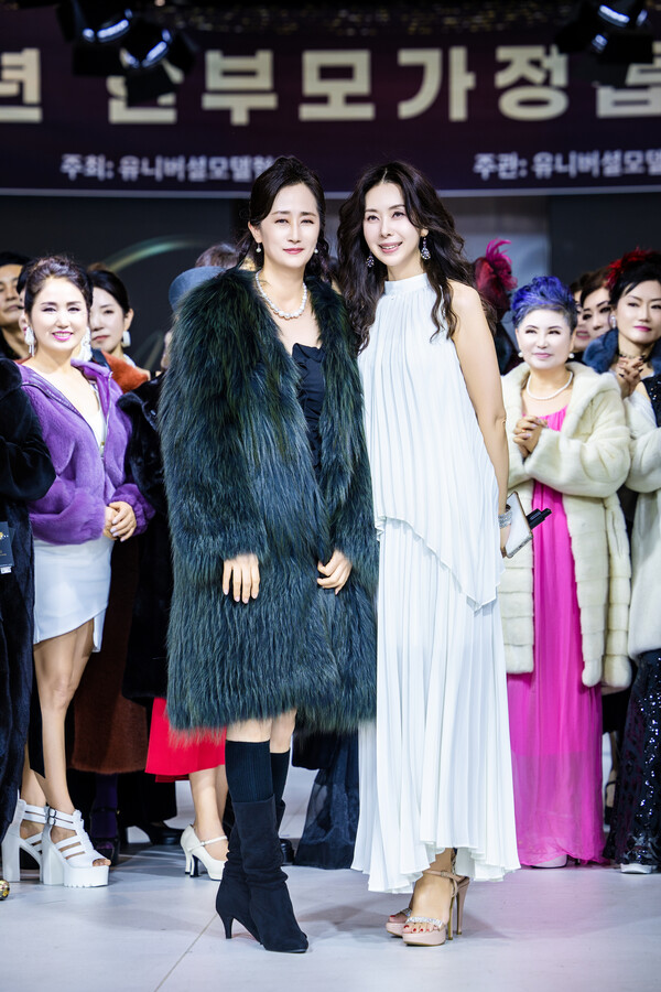 제23회 한부모 가정돕기 정기패션쇼를 마치고 베스트 모델 손지연(왼쪽), 김수정 회장. 유니버셜 모델협회 제공