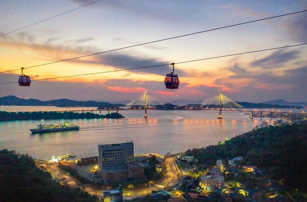 목포해상 케이불카 야경 및 목포대교 배경.(사진=목포시)