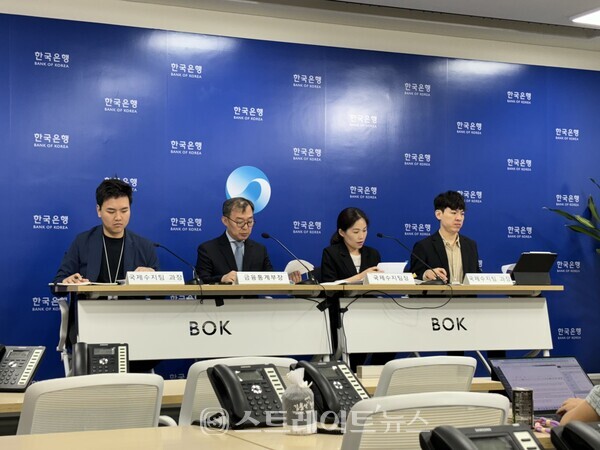 (왼쪽부터) 이영우 국제수지팀 과장, 송재창 금융통계부장, 문혜정 국제수지팀장, 안용비 국제수지팀 과장.