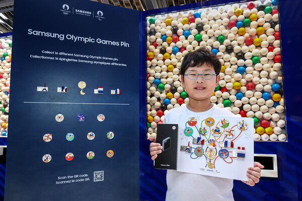 파리 마리니 광장에 위치한 삼성 올림픽 체험관에서 '삼성 올림픽 핀 마스터'가 된 벤 최 참가자가 수집한 16개의 삼성 올림픽 핀을 들고 있다. 삼성전자 제공