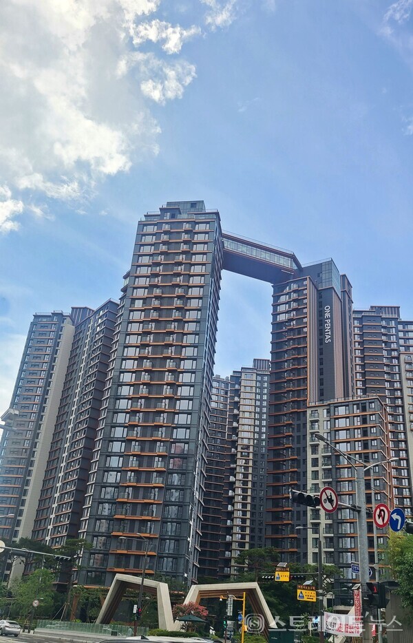 청약홈은 당첨이 인생 역전으로 불리며 13만 청약통장이 쇄도한 '래미안 원펜타스'에 84점 만점 통장이 3개 나온 데 이어 79점 고가점자도 당첨이 불확실한 상황에서 당첨자를 확정 발표,  13만 청약자별 희비가 갈렸다.  (사진 : 장도은 기자)