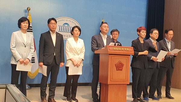 국회 산업통상자원중소벤처기업위원회 간사인 김원이 의원 등 더불어민주당 의원들이 8일 국회소통관 기자회견에서 취약계층의 전기료 감면을 논의하기 위한 상임위 개최 등을 촉구하고 있다. 이제항 선임기자