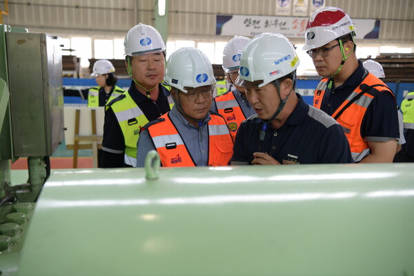 남부발전 이승우 사장(앞쪽 왼쪽 첫 번째)이 발전설비를 점검하고 있다.