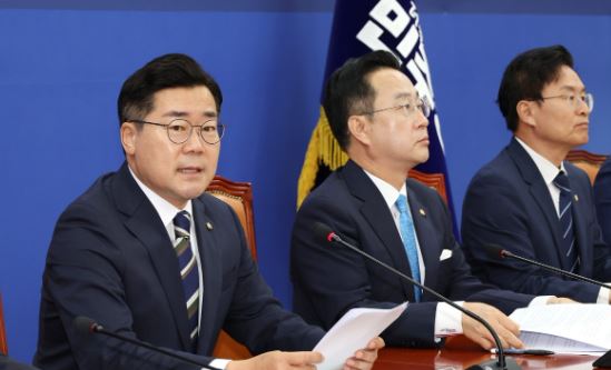 더불어민주당 박찬대 당 대표 직무대행 겸 원내대표가 8일 오전 국회에서 열린 원내대표 취임 100일 기자간담회에서 발언하고 있다. 연합뉴스