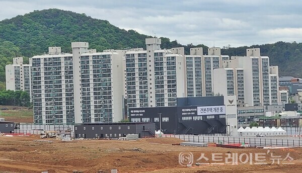롯데건설이 계양구 효성도시개발사업지구에서 분양 중인  ‘계양 롯데캐슬 파크시티’의 건설현장과 모델하우스. 전용 84㎡당 평균 분양가는 6억5000만원 내외다.(사진 : 함영원 기자)