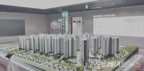 롯데건설이 계양구 효성도시개발사업지구에서 분양 중인  ‘계양 롯데캐슬 파크시티’의 건설현장에 자리한 모델하우스. 이 단지 2차는 특별공급에서 전용 59㎡형이 100% 소진, 주목을 끌었다;.