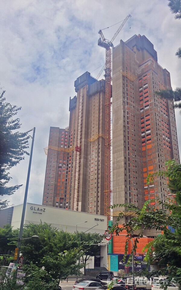 한강과 올림픽공원이 한눈에 들어오는 서울 강동구 성내동 천호역 역세권 초고층 아파트, '그란츠 리버파크'(현장과 모델하우스)가 최상위 소득층을 위한 인공지능(AI) 첨단 서비스를 장착한 주거 명품을 선보인다. (사진 : 장동은 기자)