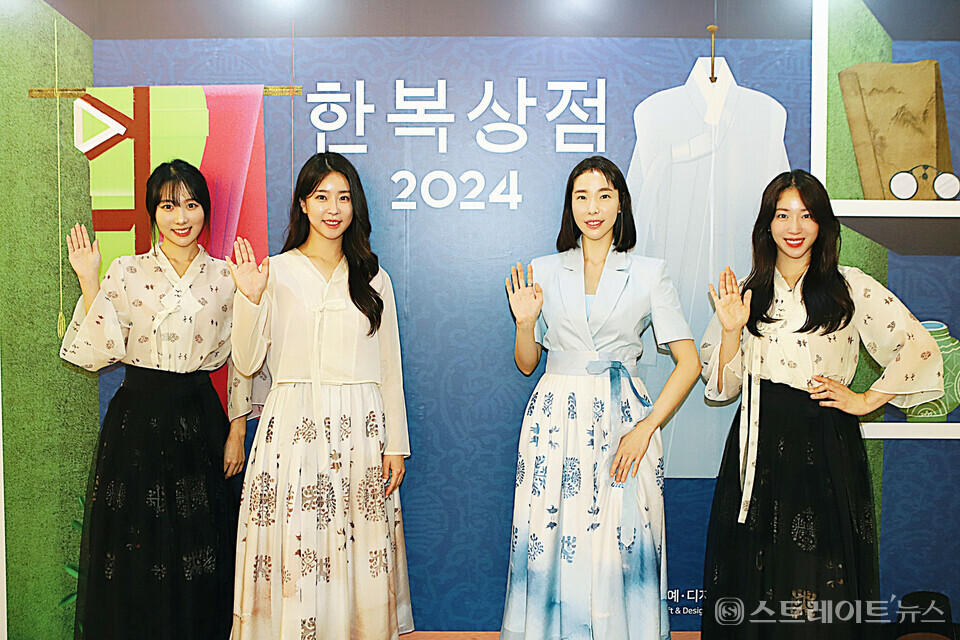 2024 한복상점에서 한빛단 임수빈(왼쪽부터), 조희경, 김민경 회장, 김희진. 양용은 기자 taeji1368@naver.com 