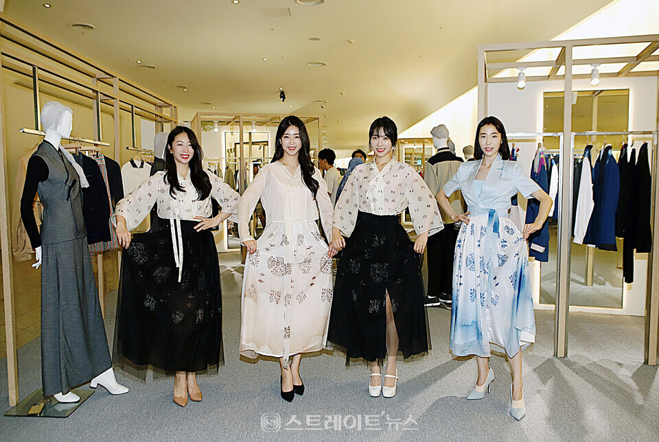 2024 한복상점에서 한빛단 김희진(왼쪽부터). 조희경, 임수빈, 김민경 회장. 양용은 기자 taeji1368@naver.com