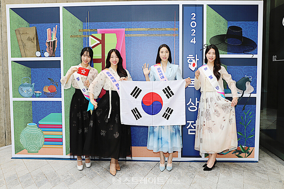 2024 한복상점에서 한빛단 임수빈(왼쪽부터), 김희진, 김민경 회장, 조희경. 양용은 기자 taeji1368@naver.com