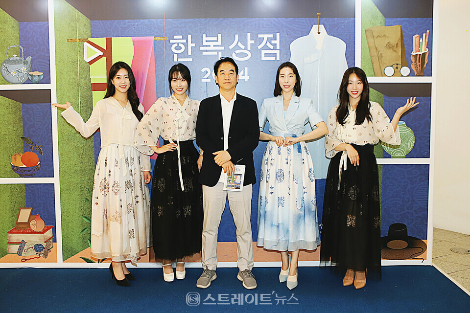 2024 한복상점에서 한빛단 김두천 대표와 모델들. 양용은 기자 taeji1368@naver.com