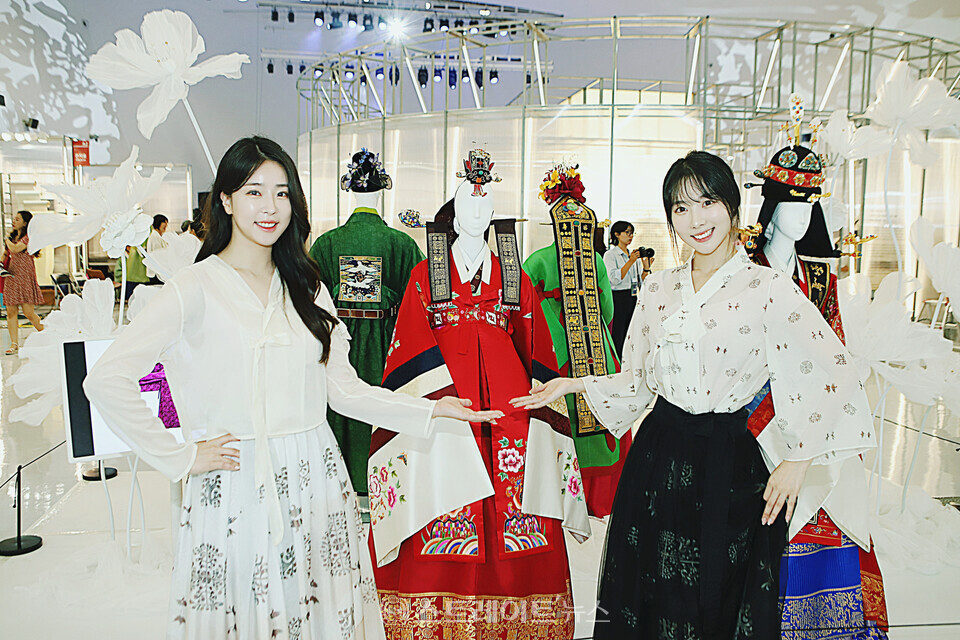 2024 한복상점에서 한빛단 조희경(왼쪽), 임수빈. 양용은 기자 taeji1368@naver.com