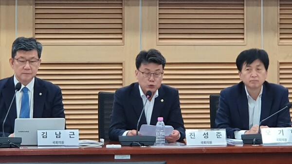 야당 공동으로 12일 국회의원회관 제2세미나실에서 개최한 ‘개미투자자호보법 제정을 위한 토론회'에서 더불어민주당 진성준 정책의장이 축사를 하고 있다. 이제항 선임기자