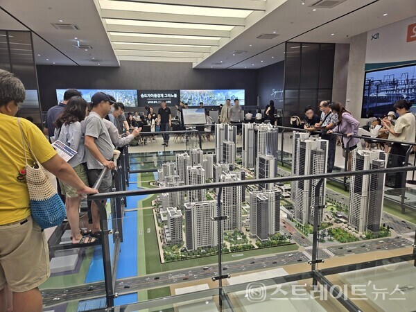 '송도자이풍경채'가 송도 역대급 분양가인 '힐스테이트 송도 레이크 5차'의 덕분에 선착순 미분양 물량이 가파르게 소진, 신난 모습이다. (사진 : 장도은 기자)