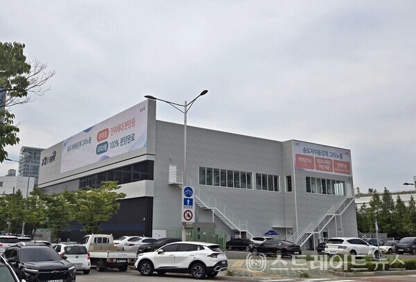 '송도자이풍경채'가 송도 역대급 분양가인 '힐스테이트 송도 레이크 5차'의 덕분에 선착순 미분양 물량이 가파르게 소진, 신난 모습이다.이 단지는 계약금 5%에 발코니 확장비가 무상이다.(사진 : 장도은 기자)