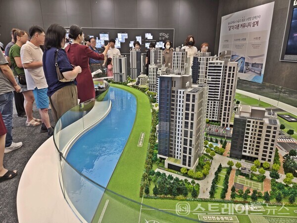 '힐스테이트 송도 레이크 5차'의 모델하우스를 관람 중인 방문객. (사진 : 장도은 기자)