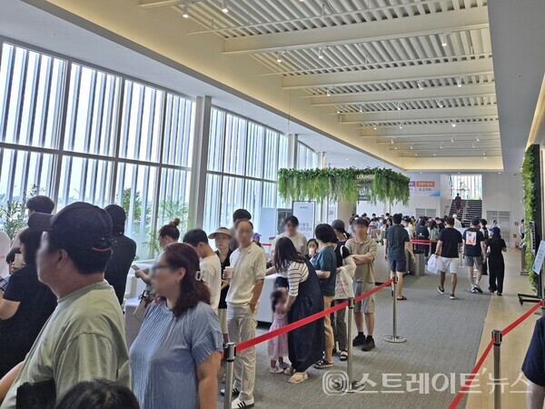 인천 송도 연수구 송도국제도시에 오랜만에 분양 중인 '힐스테이트 송도 레이크 5차'가 랜드마크시티 1년 6개월만에 분양, 지역 주민의 시선을 끌었다.사진은 경품 추첨번호 수령 대기줄. (사진 함영원 기자)