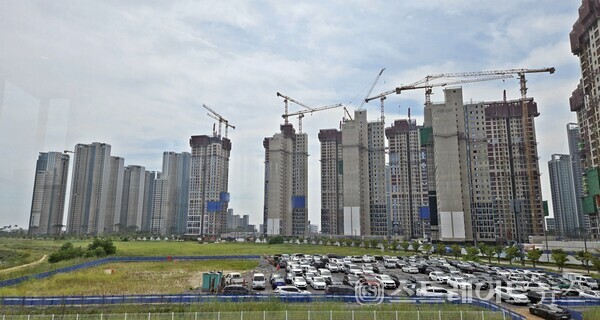 현대건설이 송도 A15블록에서 분양 중인 '힐스테이트 레이크 5차'는 서해바다 조망은 사실상 불가능, 조망 광고는 허위성 광고로 탈이 날 소지가 크다는 게 현지의 지적이다. 사진은 단지 서남단에 자리한 '송도자이더스타'와 '힐스테이트 송도 4차', 그 뒷편에 '송도자이크리스탈오션'. 이들의 상당수는 마이너스 프리미엄의 '마피' 단지다.(사진 : 함영원 기자)