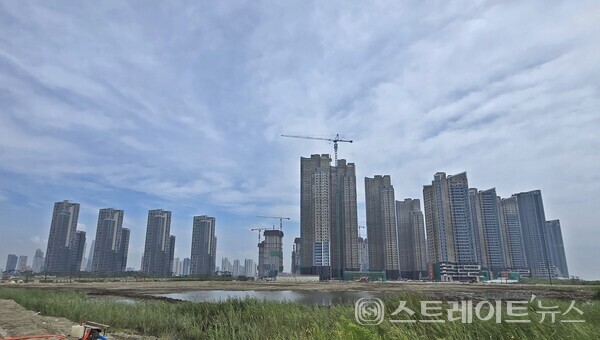 '힐스테이트 송도 5차'를 이중 병풍과 같은 초고층 콘크리트 숲으로 막거나 막을 '힐스테이트 송도 3·4차'와 '송도자이크리스탈오션', '송도럭스오션SK뷰', 그리고 지상 68층의 M4블록 빈 택지. (사진 : 함영원 기자)