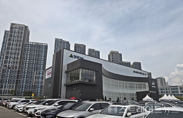 송도국제도시 6·8공구 힐스테이트 송도 시리즈를 비롯한 레이크사이드 지구의 아파트에 에워싸일 현대건설의 '힐스테이트 송도 레이크 5차' (사진 함영원 기자)