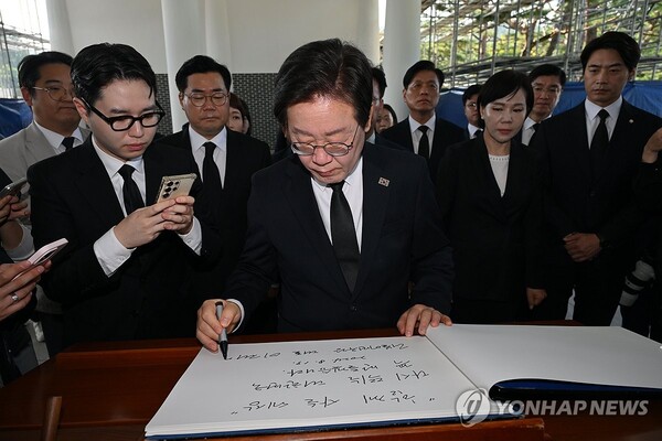 더불어민주당 이재명 대표가 19일 오전 서울 동작구 국립현충원을 참배한 뒤 방명록을 작성하고 있다. 연합뉴스