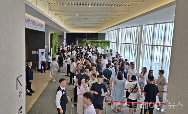 인천경제자유구역(IFEZ) 송도국제도시에서 서해 조망이 가능하다고 내세워 최고가로 선보인 '힐스테이트 송도 레이크 5차'의 모델하우스. 청약홈은 이 단지가 특별공급에서 10채 중 4채가 미달로 남았다고 밝혔다. (사진 : 함영원 기자)