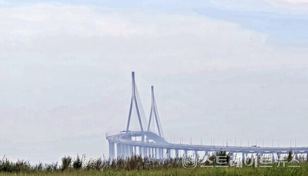 인천경제자유구역(IFEZ) 송도국제도시 6공구에서 바라본 인천대교. 청약홈은 송도국제도시 최고가로 분양 중인 '힐스테이트 송도 레이크 5차'가 특별공급에서 10채 중 4채가 미달로 남았다고 밝혔다. (사진 : 함영원 기자)