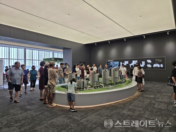 인천경제자유구역(IFEZ) 송도국제도시에서 서해 조망이 가능하다고 내세워 최고가로 선보인 '힐스테이트 송도 레이크 5차'의 모델하우스 내 모형 관람객. 단지는 특별공급에서 10채 중 4채가 미달로 남았다고 청약홈은 밝혔다. (사진 : 함영원 기자)