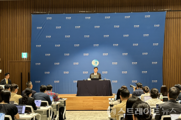 22일 금융통화위원회 이후 기자간담회에 참석한 이창용 한국은행 총재.