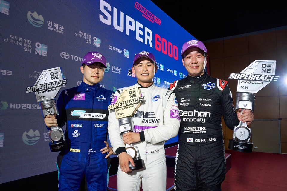 2024 오네 슈퍼레이스 챔피언십 6라운드 인제 나이트 레이스 포디엄에 오른 2위 김동은(왼쪽부터, 오네 레이싱), 1위 최광빈(원 레이싱), 3위 장현진(서한 GP). 슈퍼레이스 제공