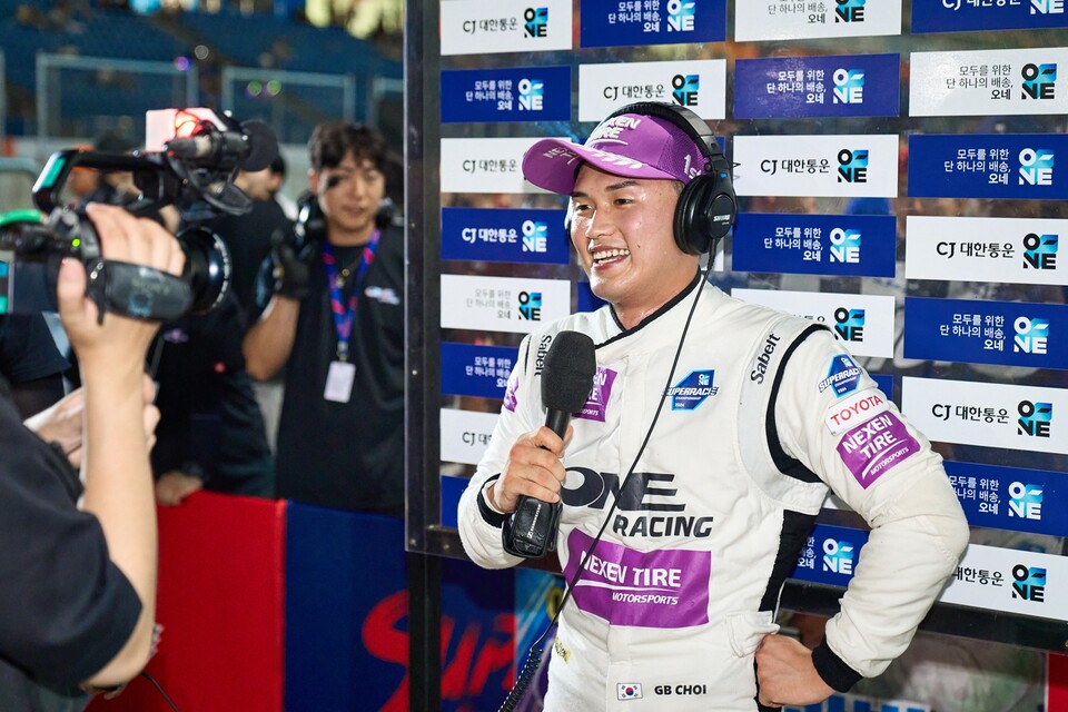 우승한 뒤 최광빈(원 레이싱)이 김의수 해설위원, 이호근 캐스터와 인터뷰하고 있다. 슈퍼레이스 제공
