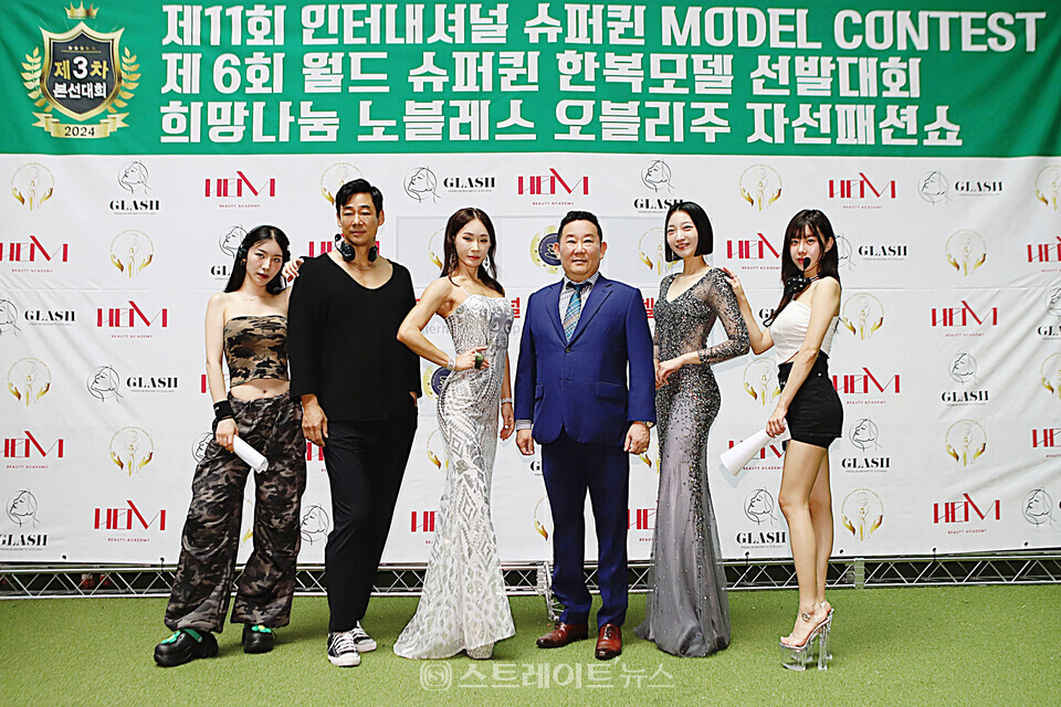 ​제11회 인터내셔널 슈퍼퀸 모델 콘테스트 연출팀 김보연(왼쪽부터), 박민규, 안세연, 김대한 회장, 김초롬, 박채아. 양용은 기자 taeji1368@naver.com