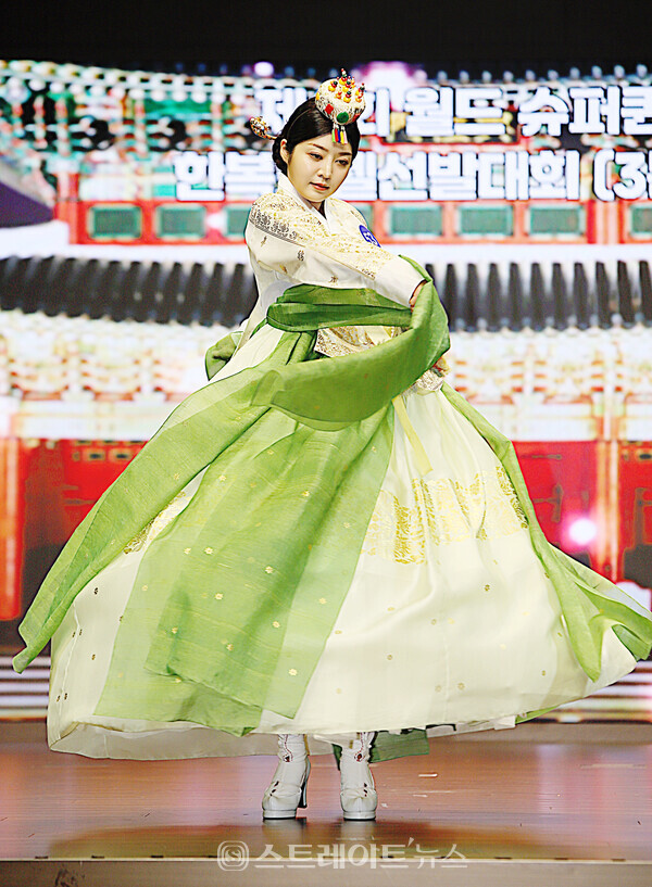 제6회 월드 슈퍼퀸 한복 모델대회 3본선 출전자 이유진. 양용은 기자 taeji1368@naver.com