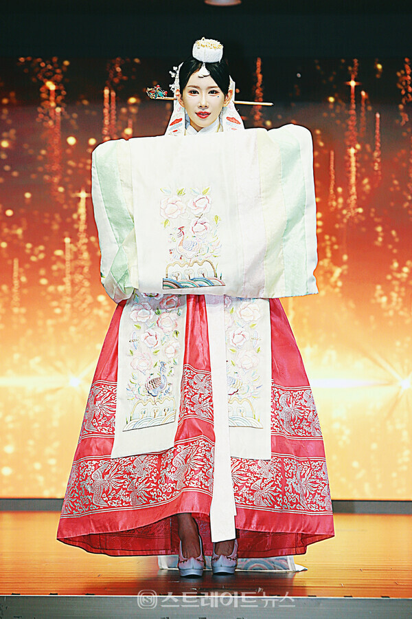제6회 월드 슈퍼퀸 한복 모델대회 3본선 출전자 정예원. 양용은 기자 taeji1368@naver.com