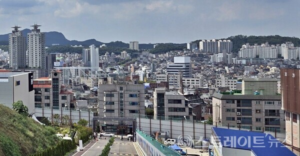 방배2동은 낡고 오래된 다세대·다가구 밀집 지역에서 분양 중인 '디에이치 방배'  (사진 : 함영원 기자)