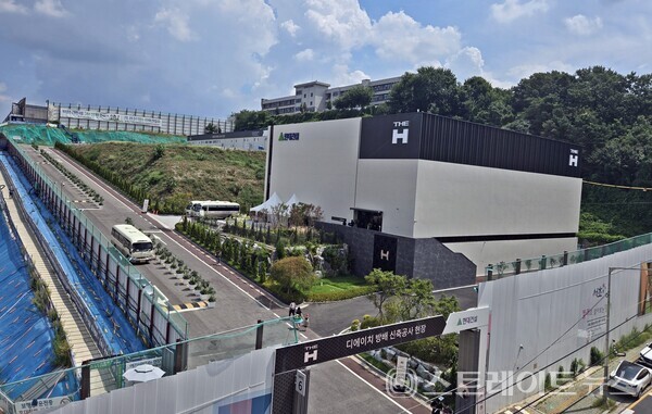 방배2동은 낡고 오래된 다세대·다가구 밀집 지역에서 분양 중인 '디에이치 방배'  모델하우스. (사진 : 함영원 기자)