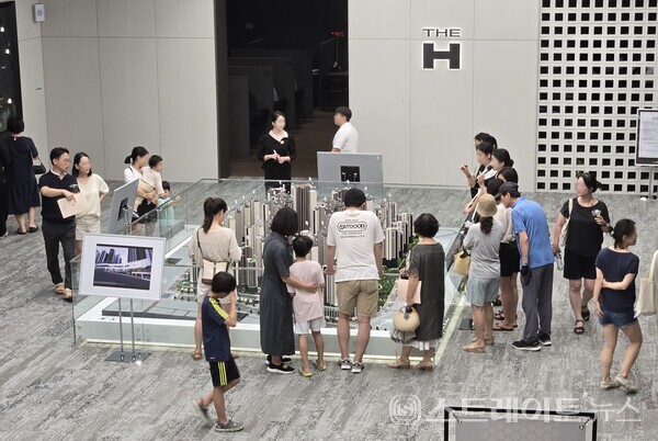 방배2동은 낡고 오래된 다세대·다가구 밀집 지역에서 분양 중인 '디에이치 방배'  견본주택 내 방문객. (사진 : 함영원 기자)