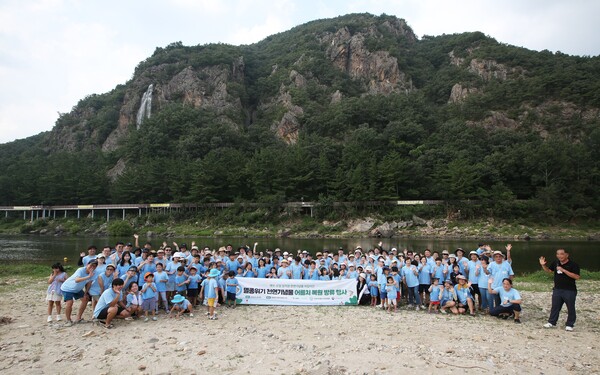 천연기념물 어름치 치어 방류 봉사활동에  참여한 에쓰오일 직원 가족과 한국민물고기보존협회 및 환경재단 관계자들이 기념촬영을 하고 있다. 에쓰오일 제공