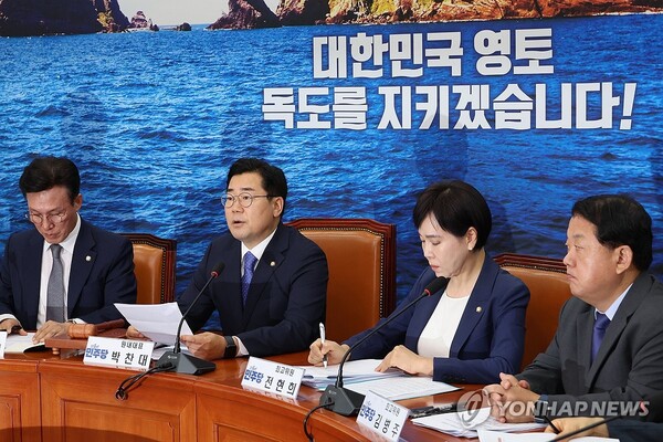 더불어민주당 박찬대(왼쪽 두번째) 원내대표가 26일 오전 국회에서 열린 최고위원회의에서 발언하고 있다. 연합뉴스