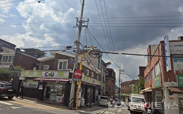 방배2동은 낡고 오래된 다세대·다가구 밀집 지역에서 분양 중인 '디에이치 방배'가 자리한 서초구 방배2동은 동작구와 관악구 인접 마을이어서 강남권 최상위층이 선호하는 아파트가 아니라는 게 현지의 분석이다. (사진 : 함영원 기자)