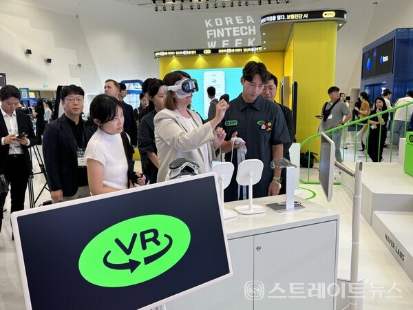 스카이스테 리투아니아 재무부 장관이 네이버페이의 ‘부동산 VR 투어’를 체험한 모습.