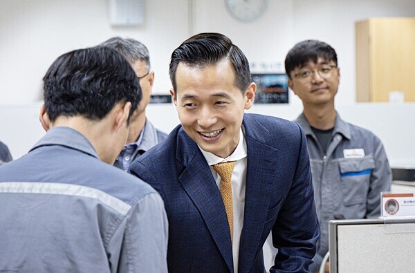 김동관 한화그룹 부회장이 한화오션 거제사업장을 방문해 임직원들과 인사를 나누고 있는 모습. 한화그룹 제공