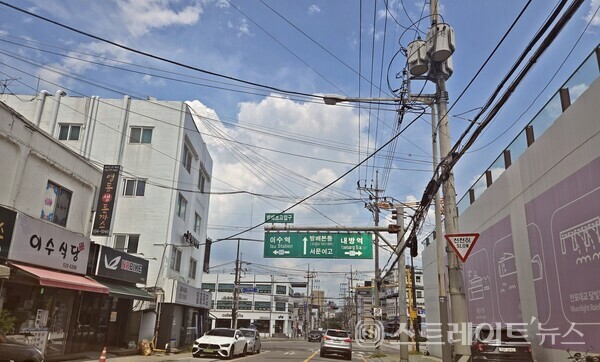 현대건설이 서초구 방배5구역에서 분양 중인 '디에이치 방배'는 낡고 오래된 다세대·다가구 밀집 지역인 방배2동의 한가운데 자리한다. 서초구는 분양가 상한제의 이 단지를 심사하면서 '래미안원펜타스'와 '메이플자이' 등 2건과 비슷하게 평가, 심사의 공정성과 객관성, 투명성에 대해 문제가 있을 수 있다는 지적을 받는다. (사진 : 함영원 기자)