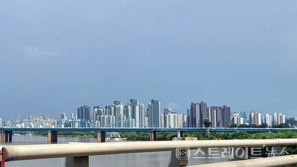 서울 서초구에 잘 짜여진 도시계획에 의해 조성된 신반포지구가 유명 브랜드 아파트로 거듭나고 있다. 사진은 신반포 '아크로 비버파크'와 '래미안 원펜타스'와 '래미안 원베일리'가 자리한 한강 인접 서초구 신반포지구. (사진 : 함영원 기자)