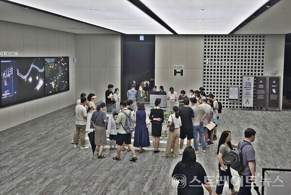 서초구청이 분양가 상한젲의 방배5구역 '디에이치 방배'(모델하우스 내 방문객)의 분양가를 심사하면서 래미안원펜타스와 메이플자이 등 2건과 비슷하게 평가, 심사의 공정성과 객관성, 투명성에 대해 문제가 있을 수 있다는 지적을 받는다. (사진 : 함영원 기자)