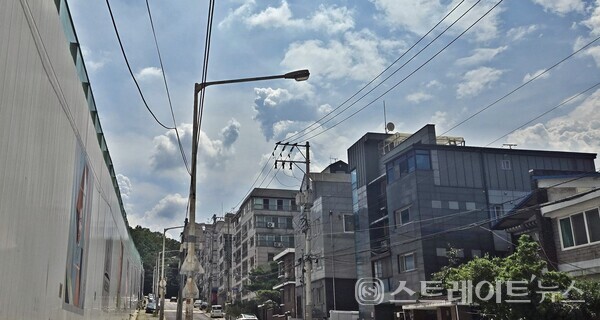 방배2동은 낡고 오래된 다세대·다가구 밀집 지역에서 분양 중인 '디에이치 방배'  (사진 : 함영원 기자)